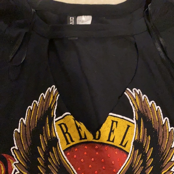 short sleeve with cut out at the top - Picture 2 of 2